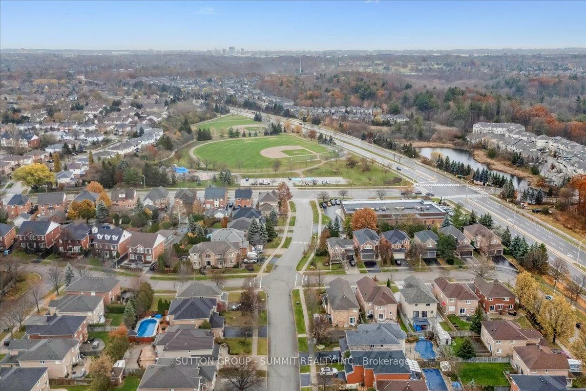 2413, Gladstone, 1015 - RO River Oaks, Oakville