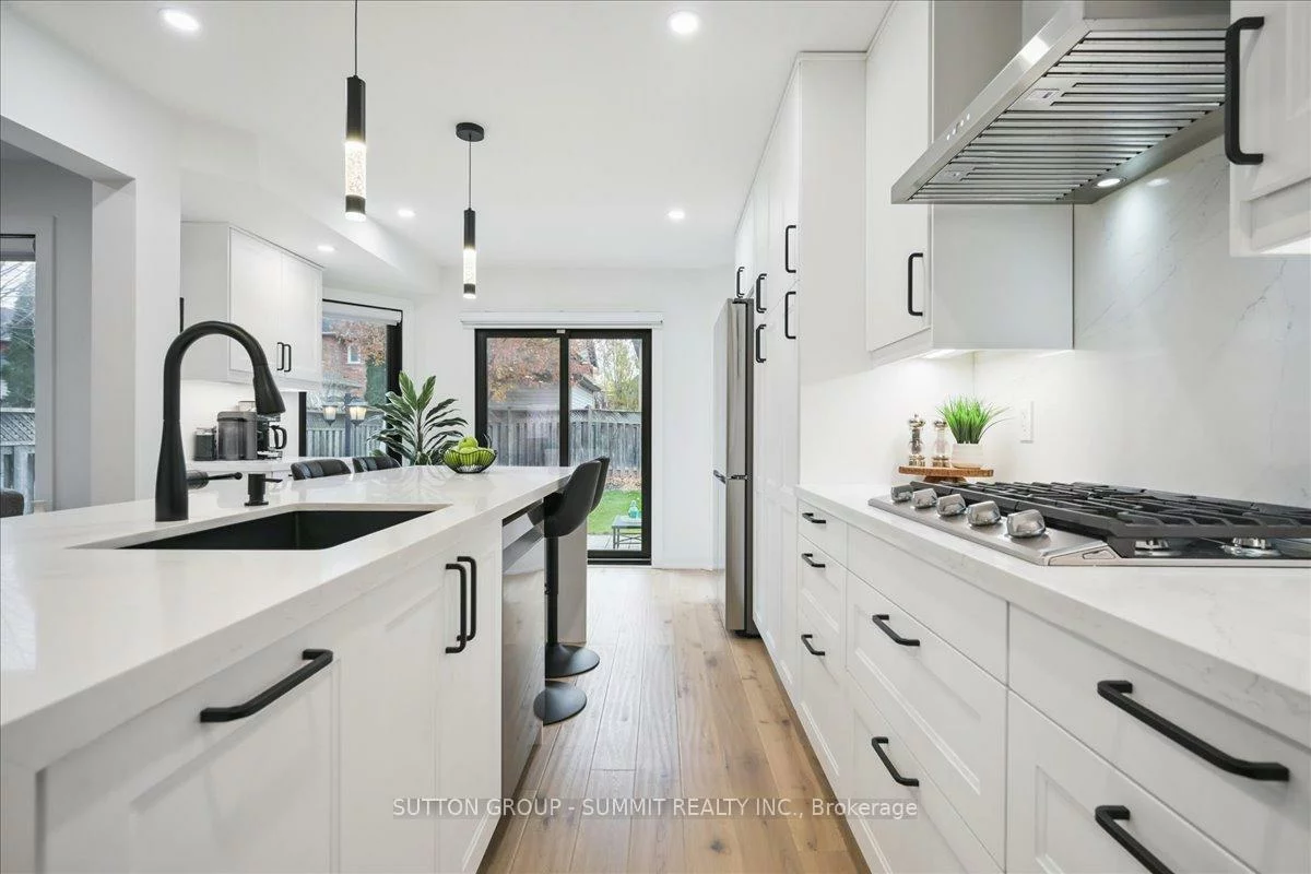 2413, Gladstone, 1015 - RO River Oaks, Oakville