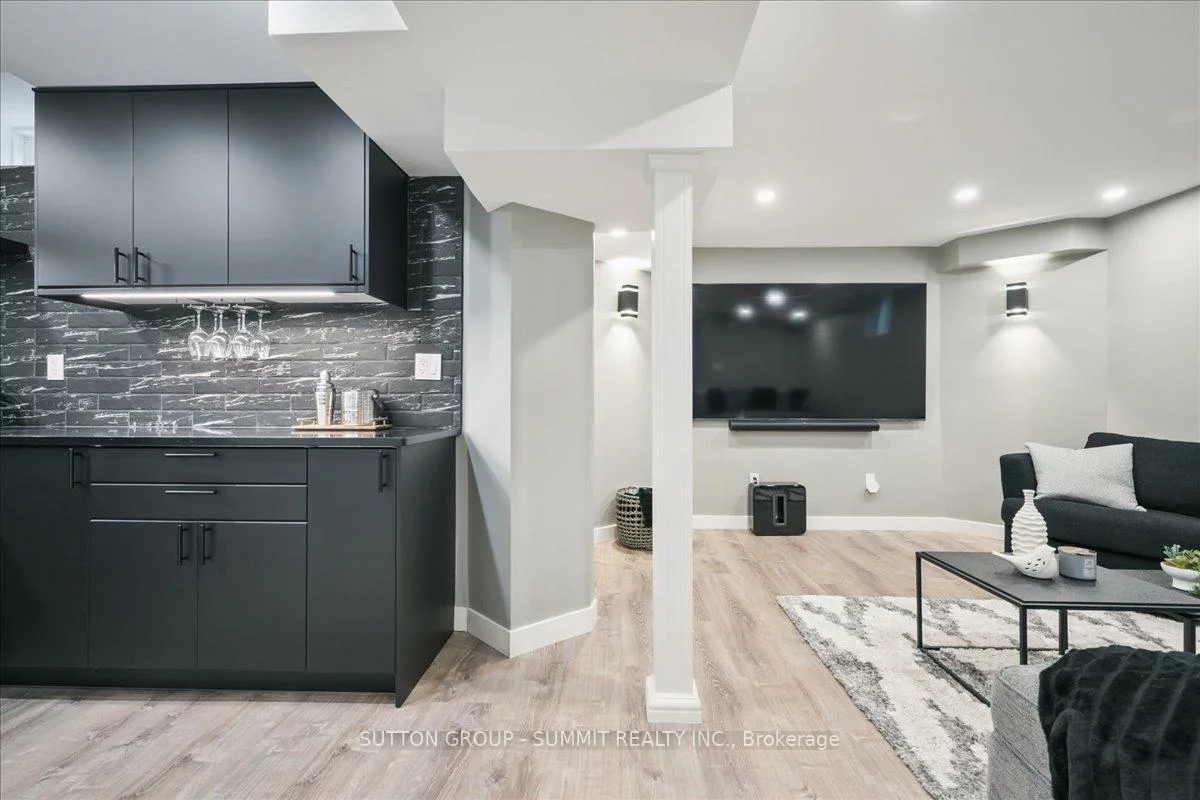 2413, Gladstone, 1015 - RO River Oaks, Oakville