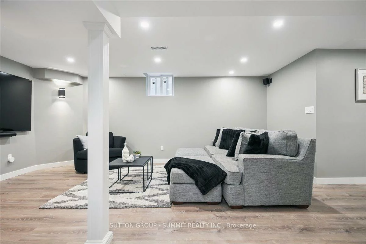 2413, Gladstone, 1015 - RO River Oaks, Oakville