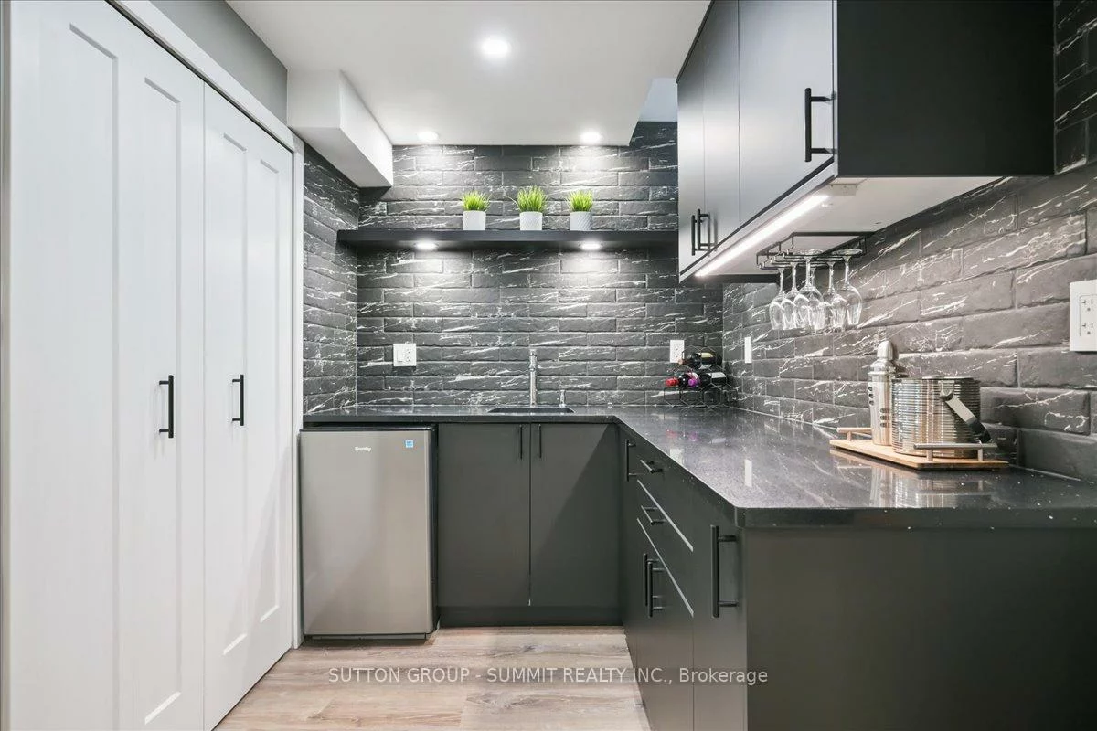 2413, Gladstone, 1015 - RO River Oaks, Oakville