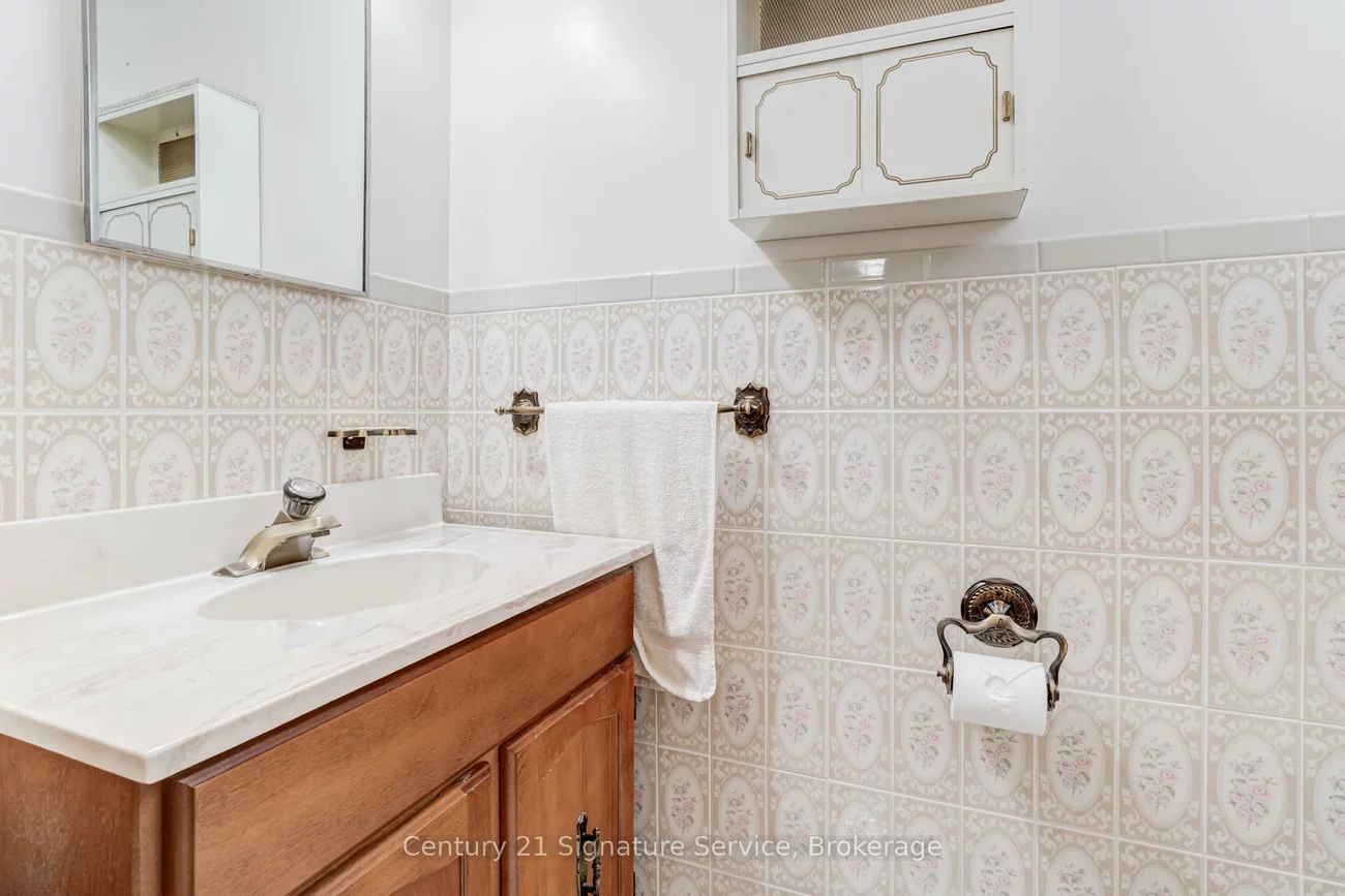 227, Elmwood, 1002 - CO Central, Oakville