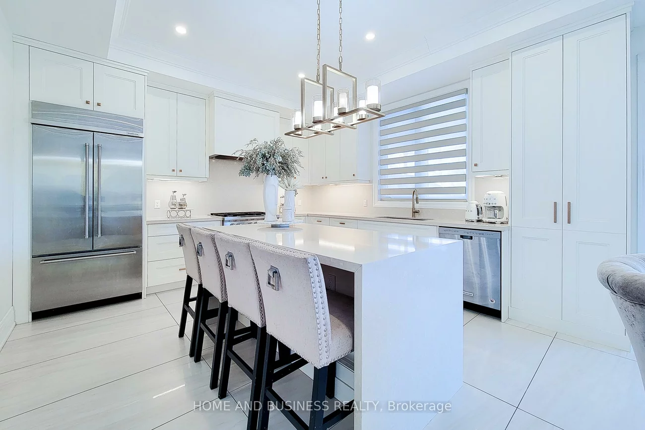 115, Russell, 1003 - CP College Park, Oakville