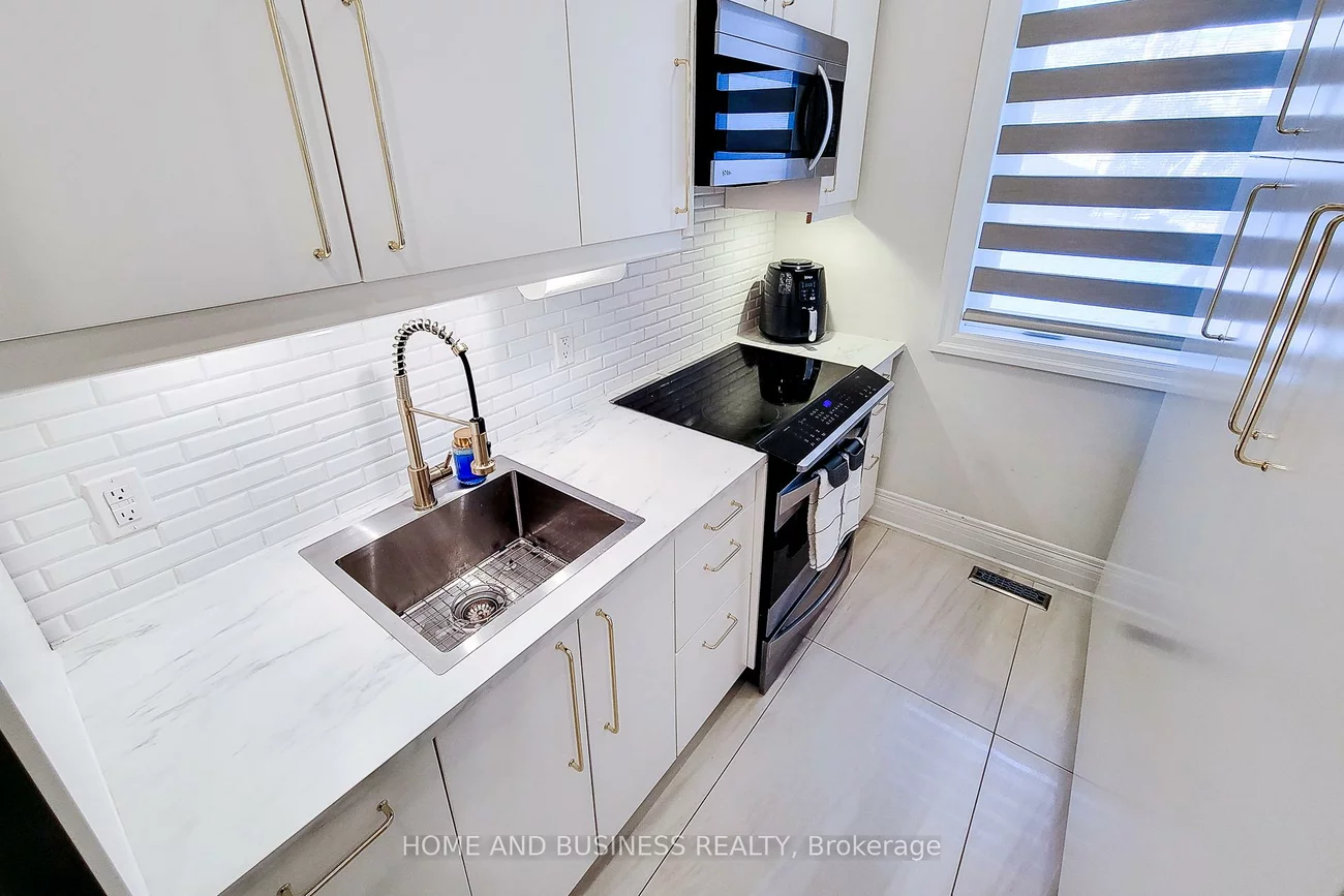 115, Russell, 1003 - CP College Park, Oakville