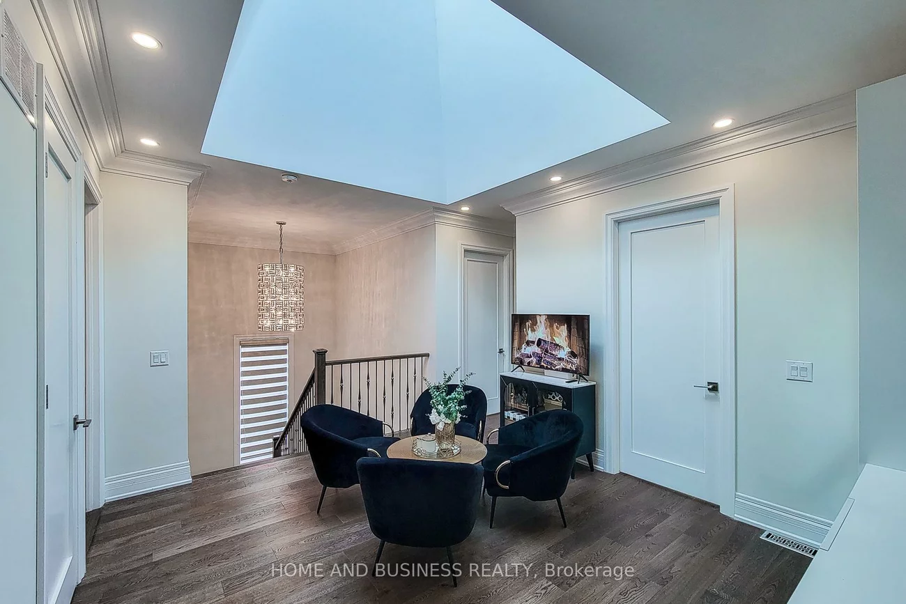 115, Russell, 1003 - CP College Park, Oakville