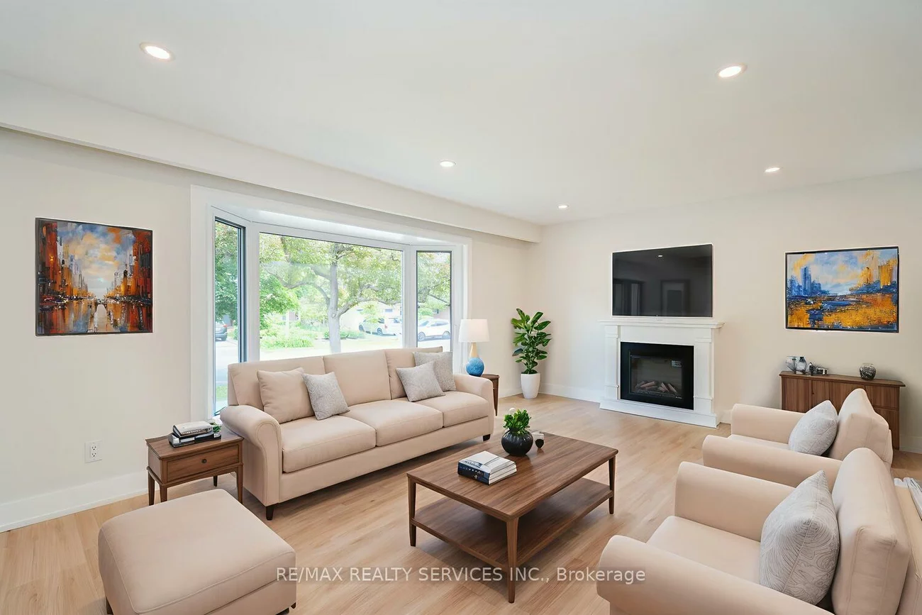 2296, Devon, 1006 - FD Ford, Oakville