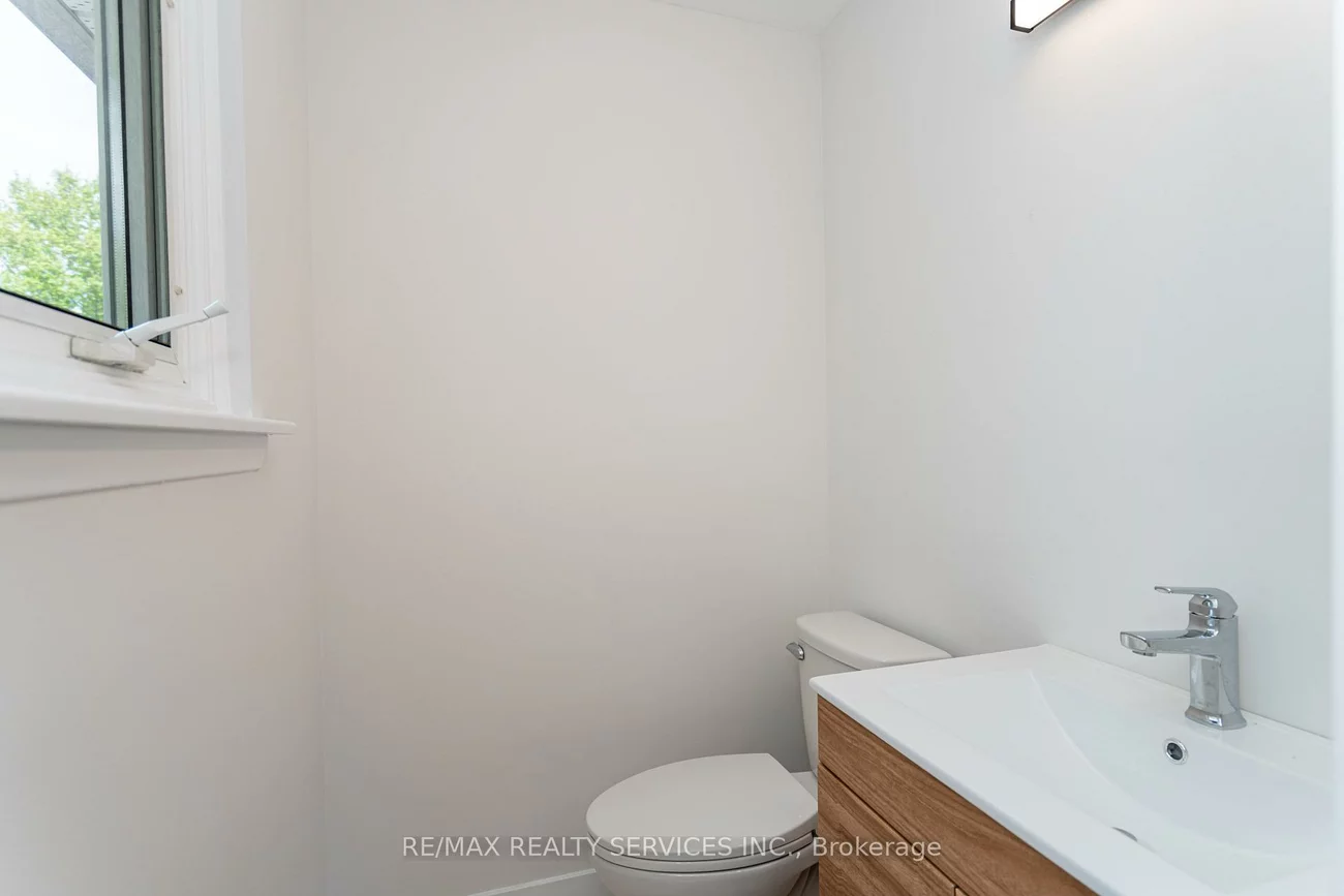 2296, Devon, 1006 - FD Ford, Oakville