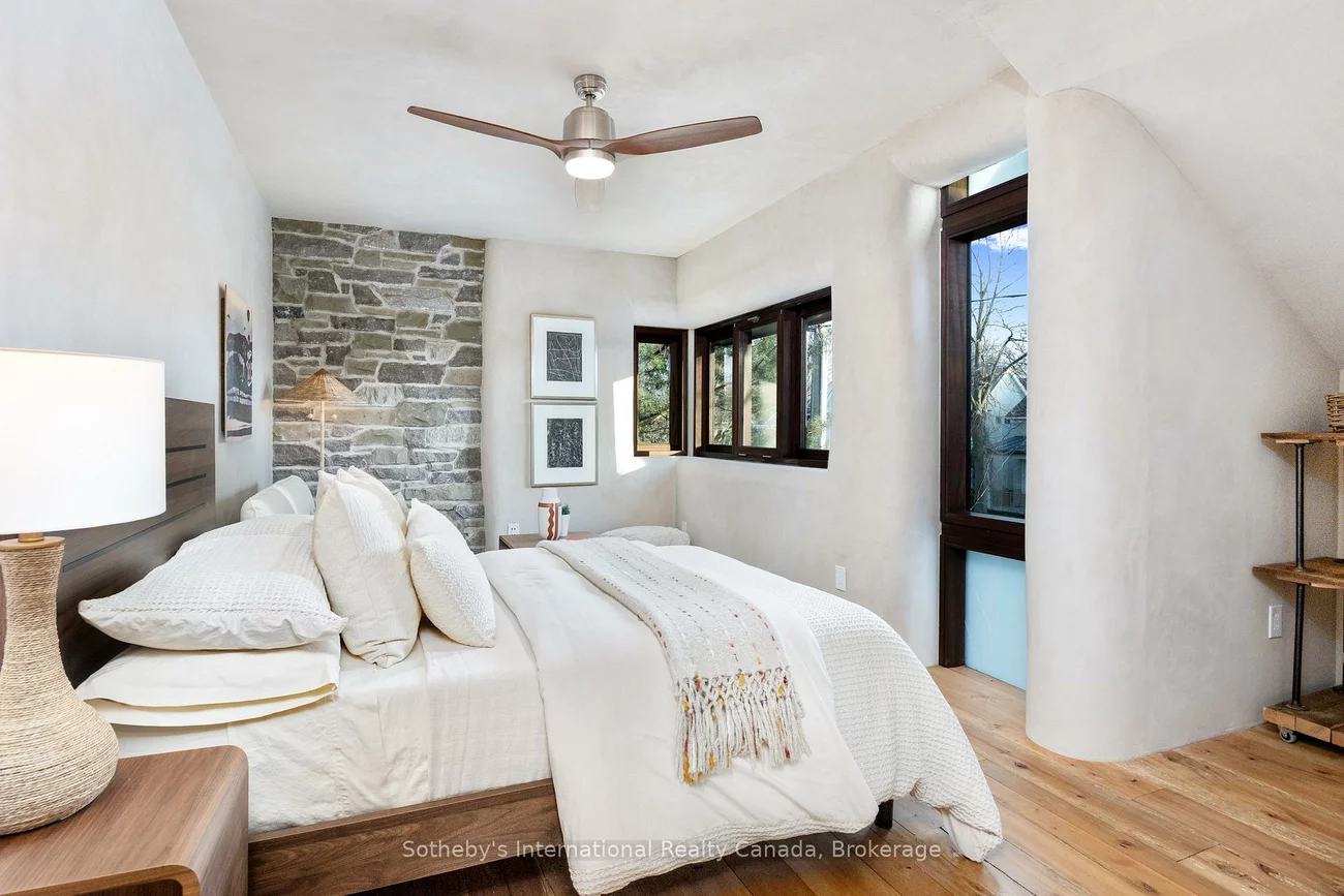 55, Chisholm, 1002 - CO Central, Oakville