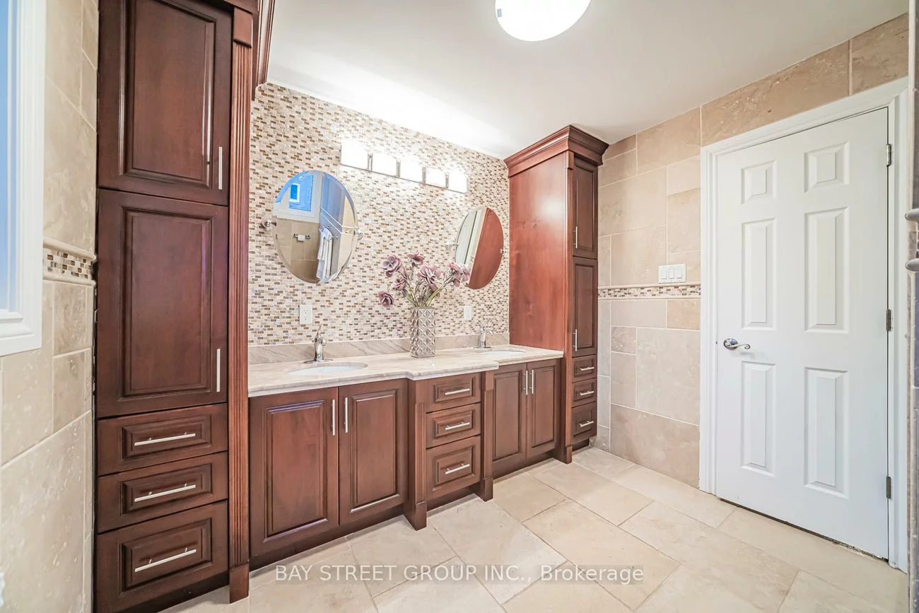 2167, Castlefield, 1015 - RO River Oaks, Oakville