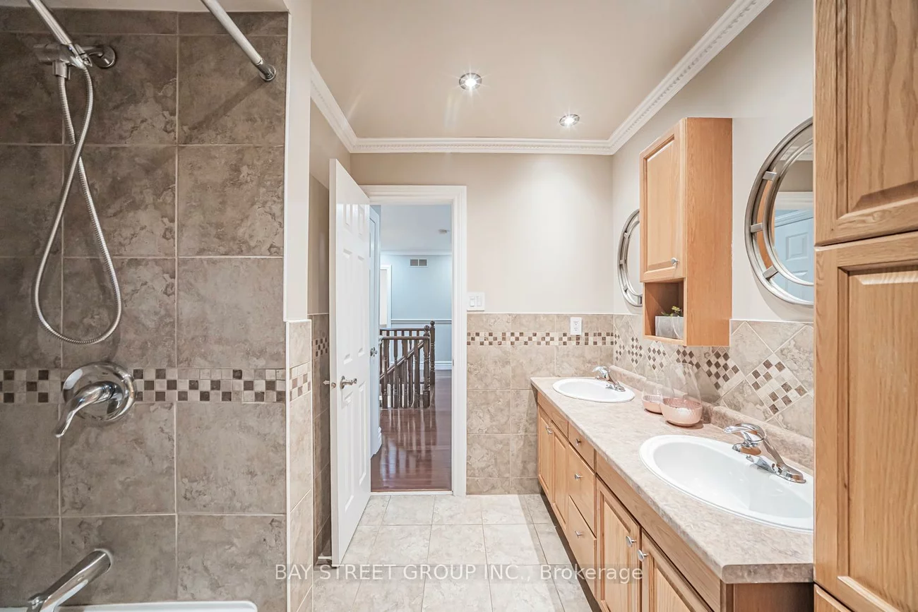 2167, Castlefield, 1015 - RO River Oaks, Oakville