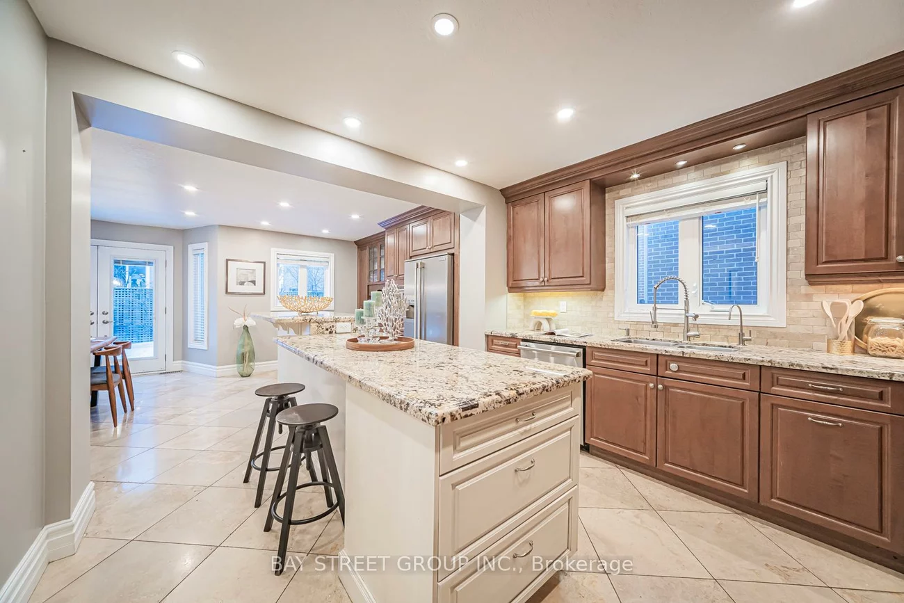 2167, Castlefield, 1015 - RO River Oaks, Oakville