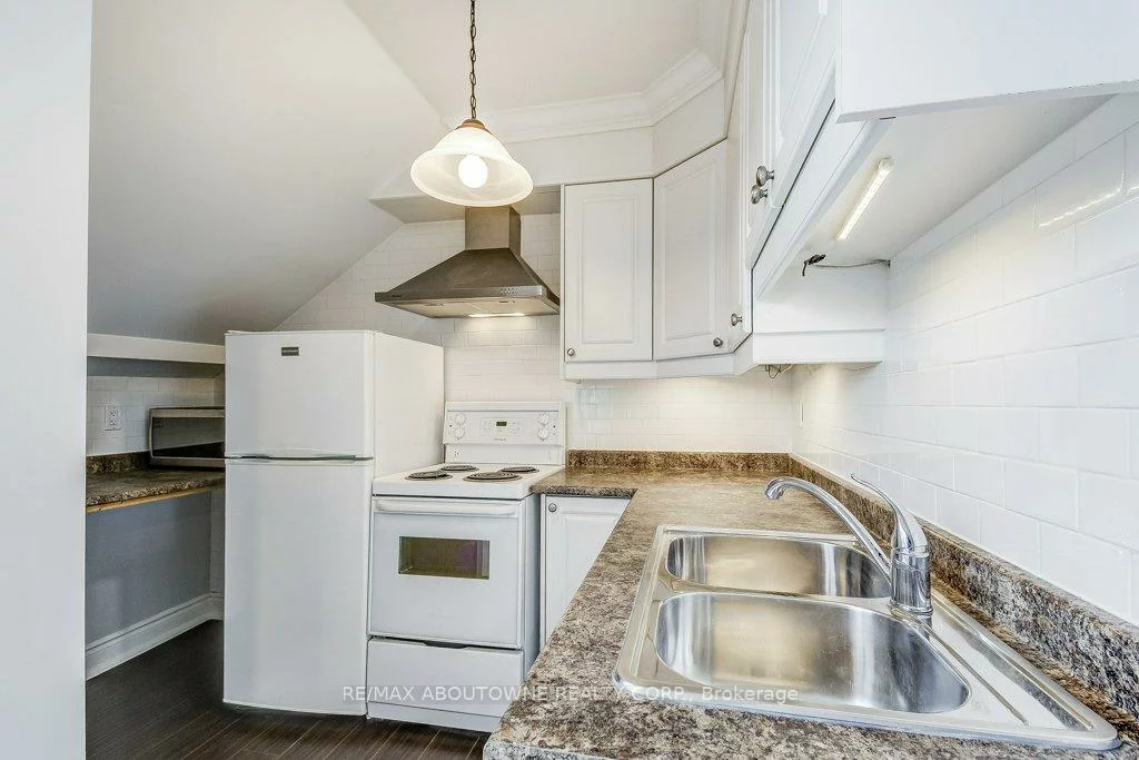 21, Chisholm, 1002 - CO Central, Oakville