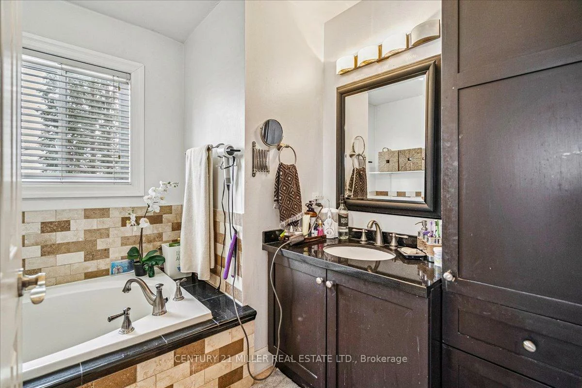 2382, Towne, 1015 - RO River Oaks, Oakville