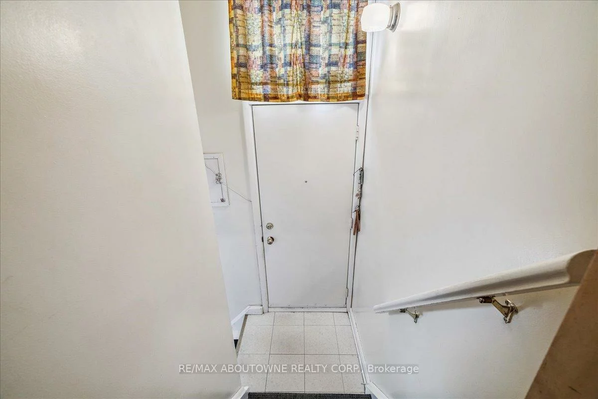 1332, Rebecca, 1020 - WO West, Oakville