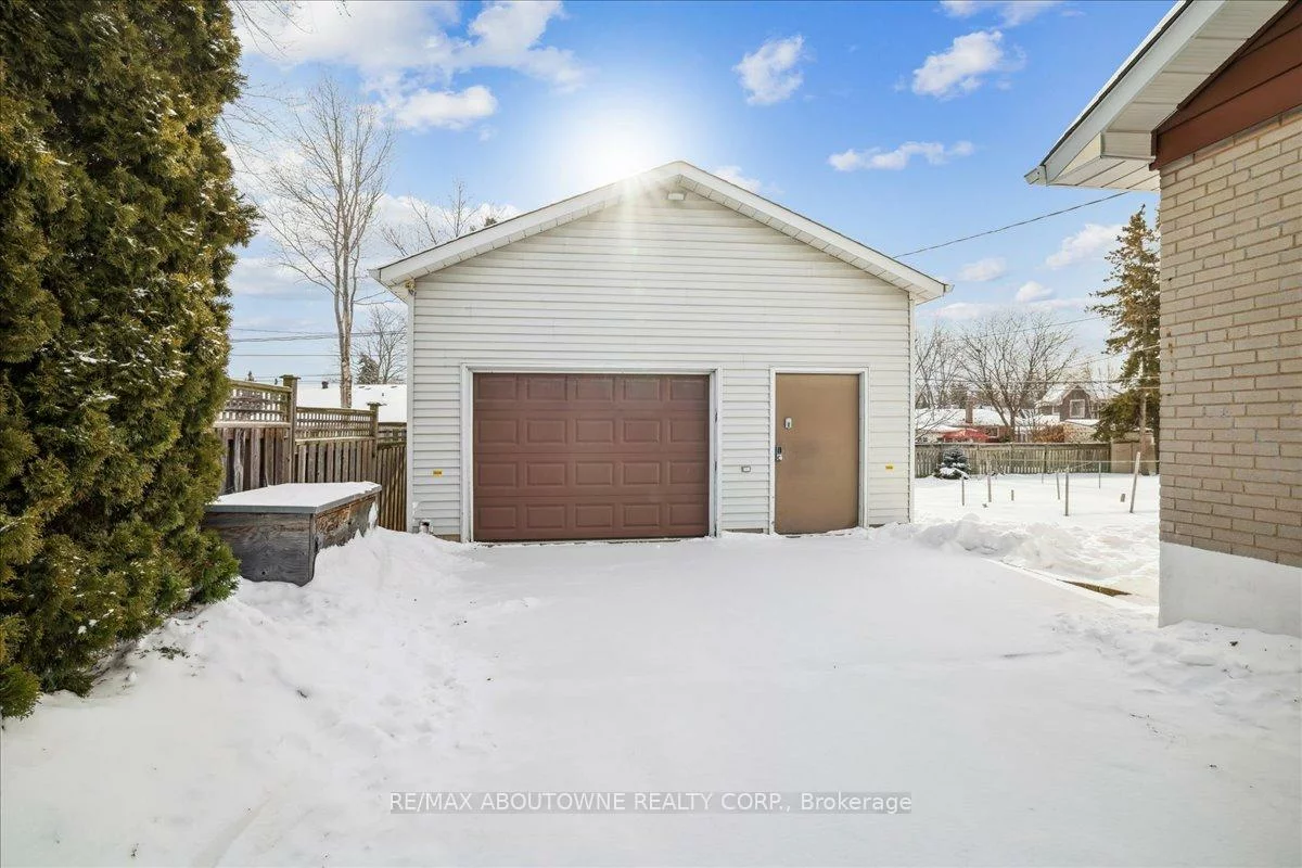 1332, Rebecca, 1020 - WO West, Oakville