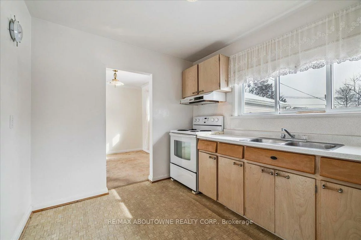 1332, Rebecca, 1020 - WO West, Oakville