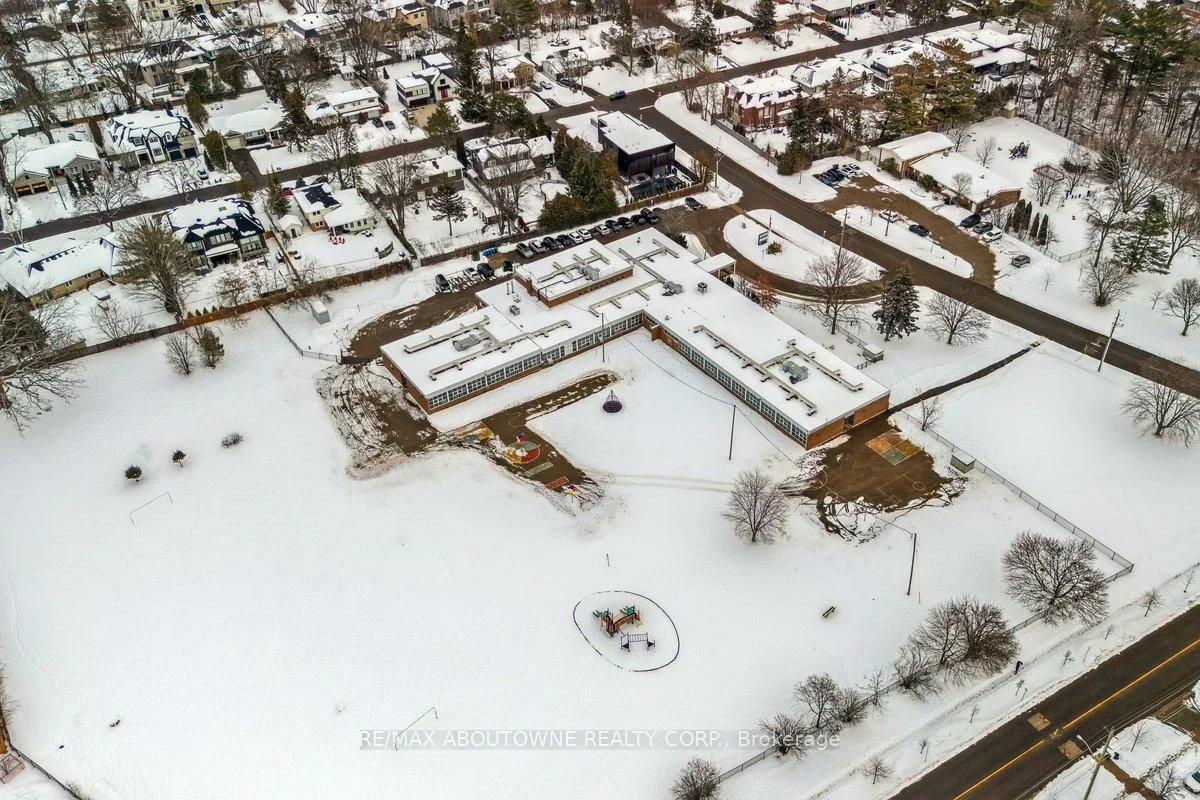 1332, Rebecca, 1020 - WO West, Oakville