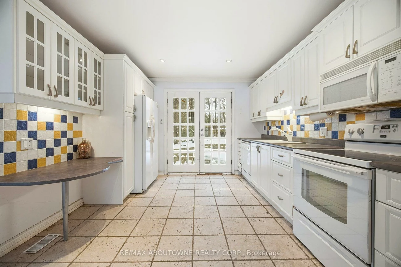 347, Queen Mary, 1002 - CO Central, Oakville