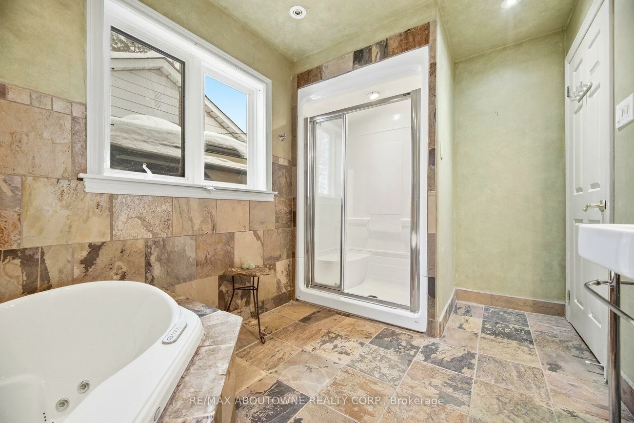 347, Queen Mary, 1002 - CO Central, Oakville