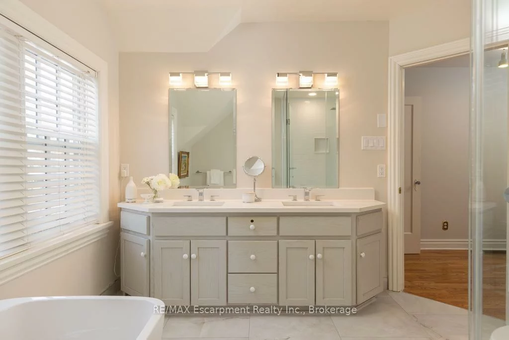 74, Howard, 1013 - OO Old Oakville, Oakville