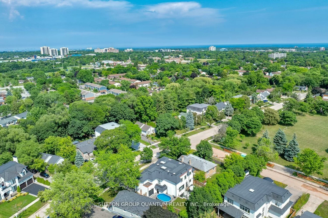 1486, Pembroke, 1003 - CP College Park, Oakville