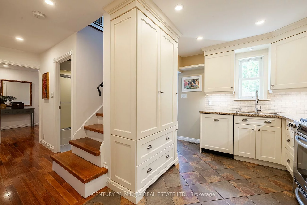 76, Brock, 1002 - CO Central, Oakville