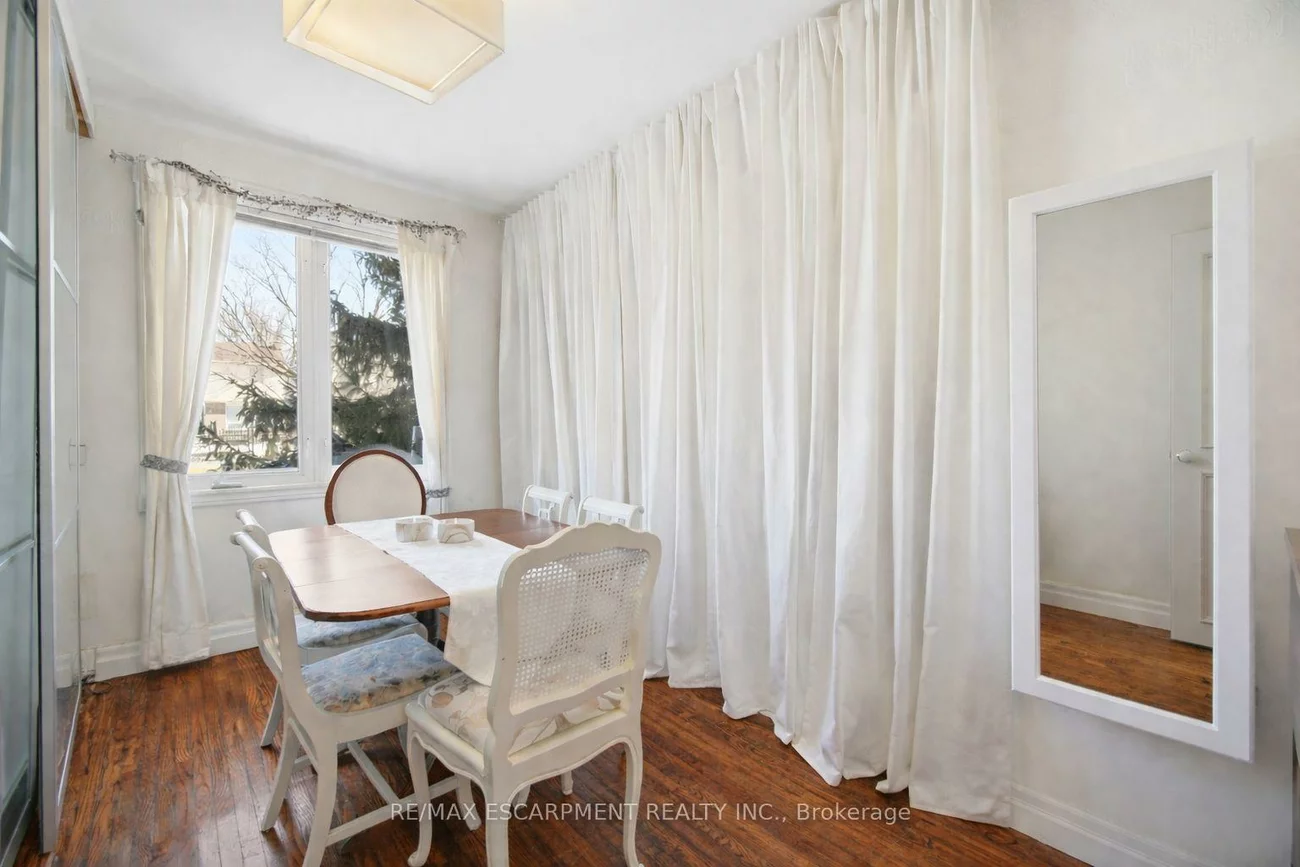 487, Wellington, 1020 - WO West, Oakville