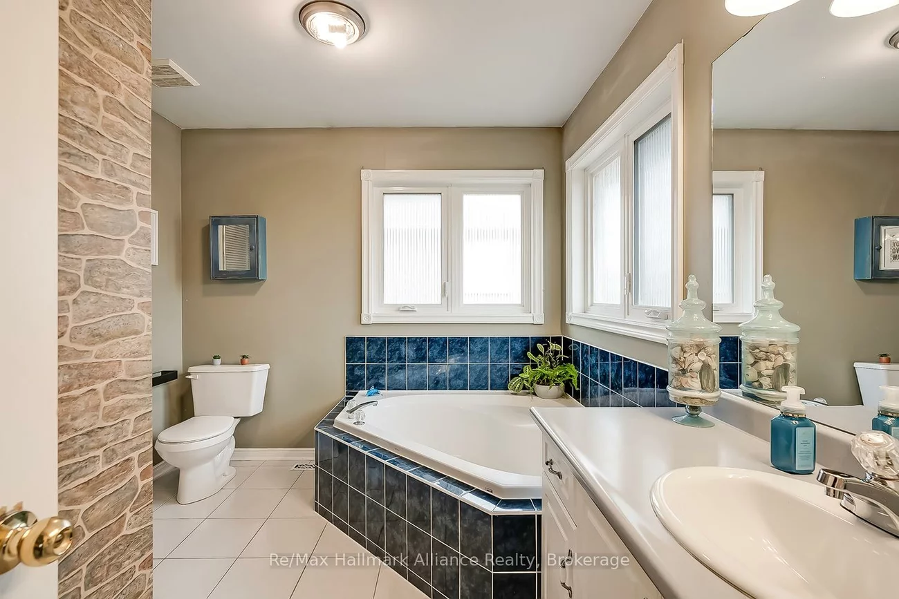 2411, East Gate, 1015 - RO River Oaks, Oakville