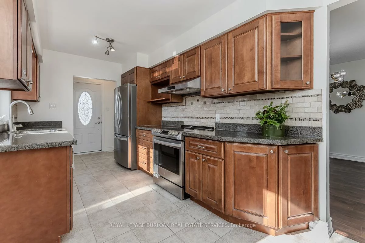 1294, Napier, 1003 - CP College Park, Oakville