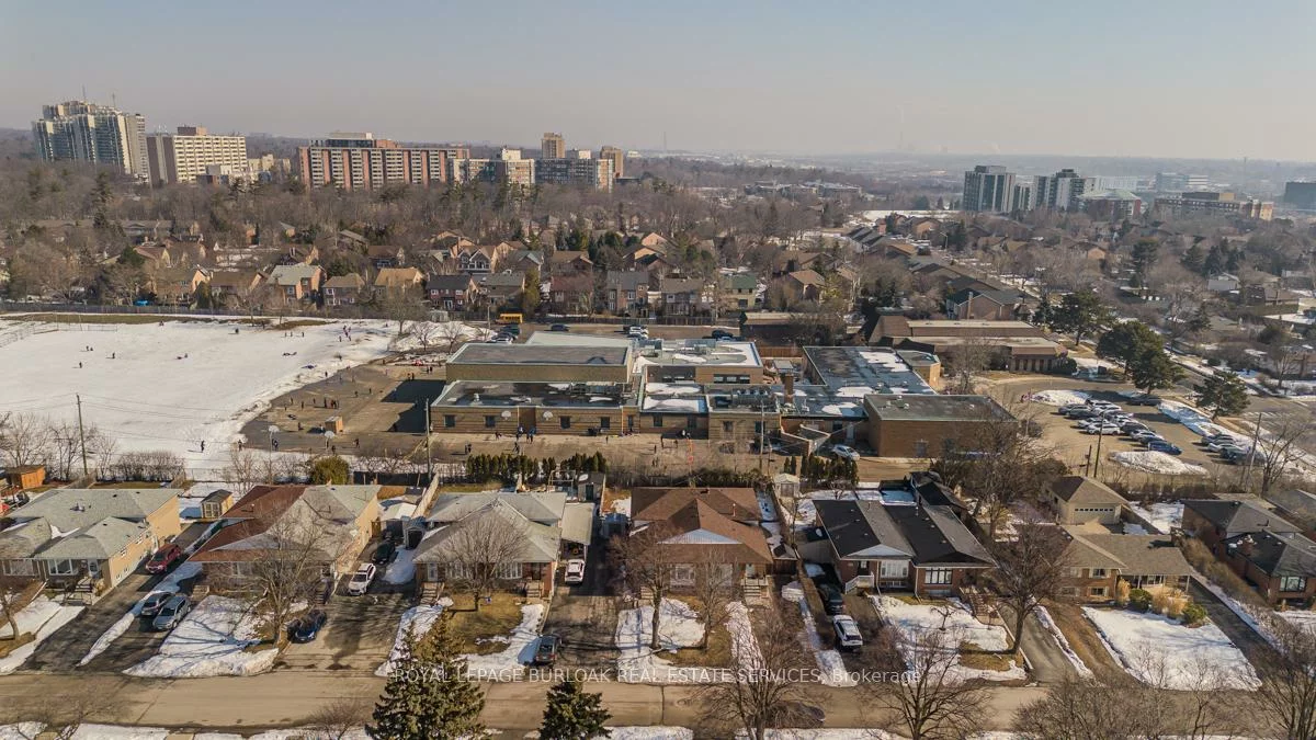 1294, Napier, 1003 - CP College Park, Oakville