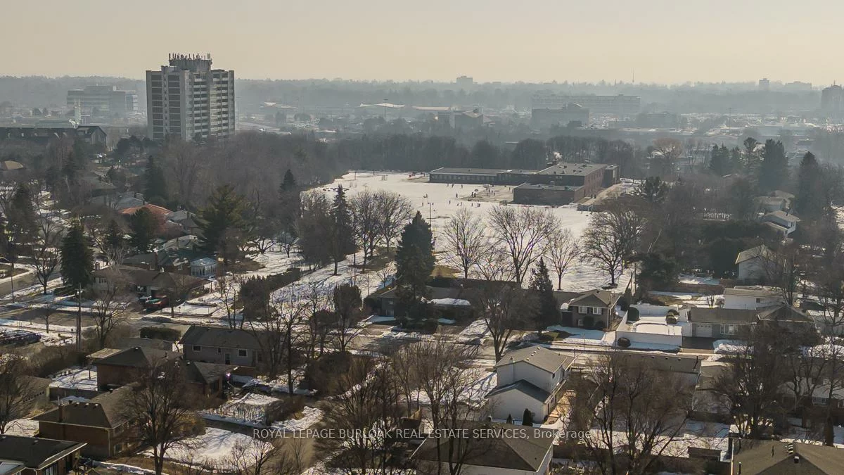 1294, Napier, 1003 - CP College Park, Oakville