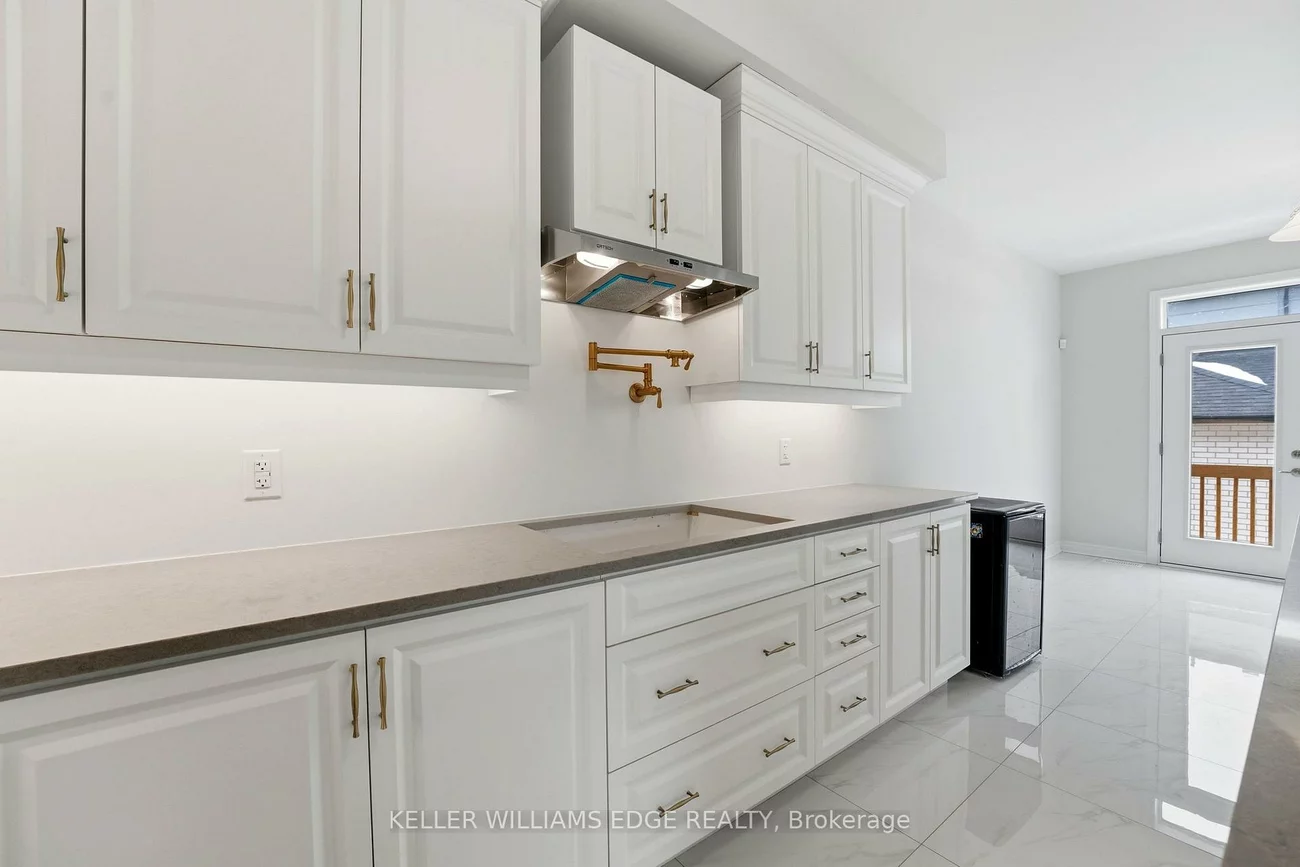 132, Settlers, 1008 - GO Glenorchy, Oakville