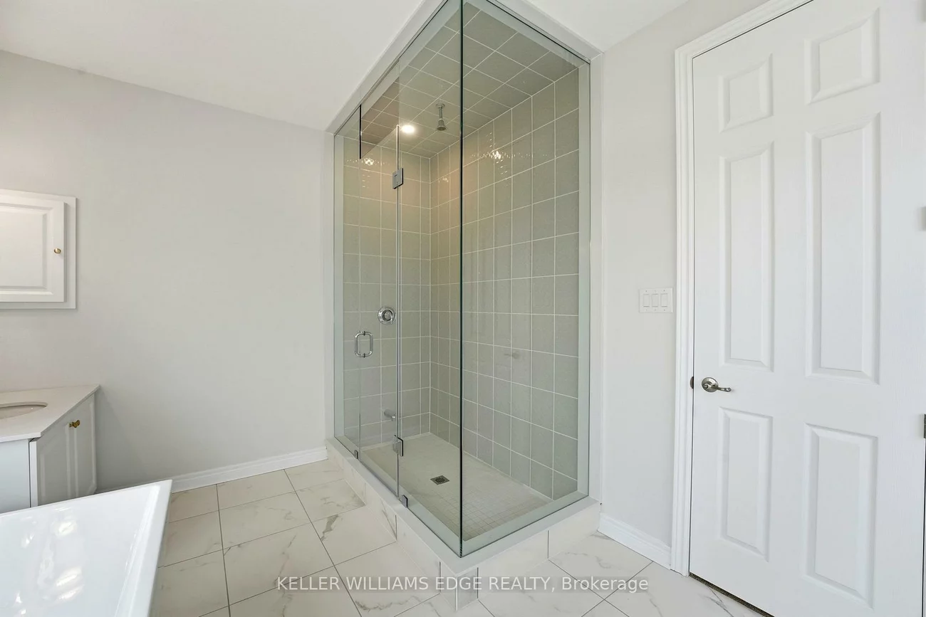 132, Settlers, 1008 - GO Glenorchy, Oakville