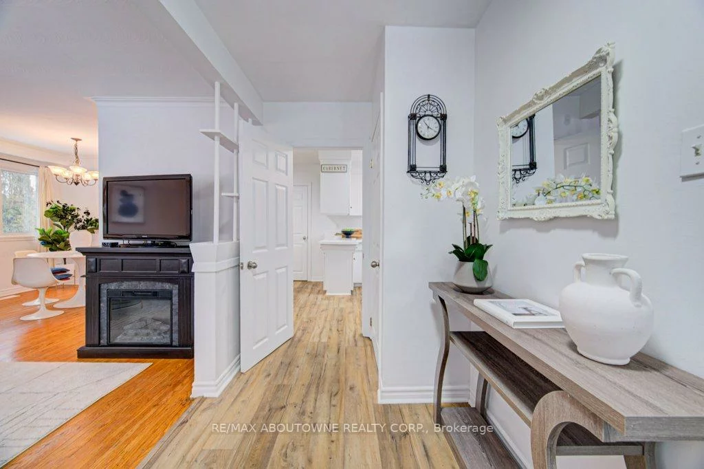 1239, Montclair, 1003 - CP College Park, Oakville