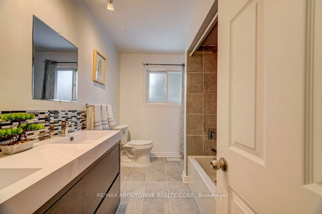 1239, Montclair, 1003 - CP College Park, Oakville