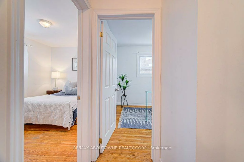 1239, Montclair, 1003 - CP College Park, Oakville