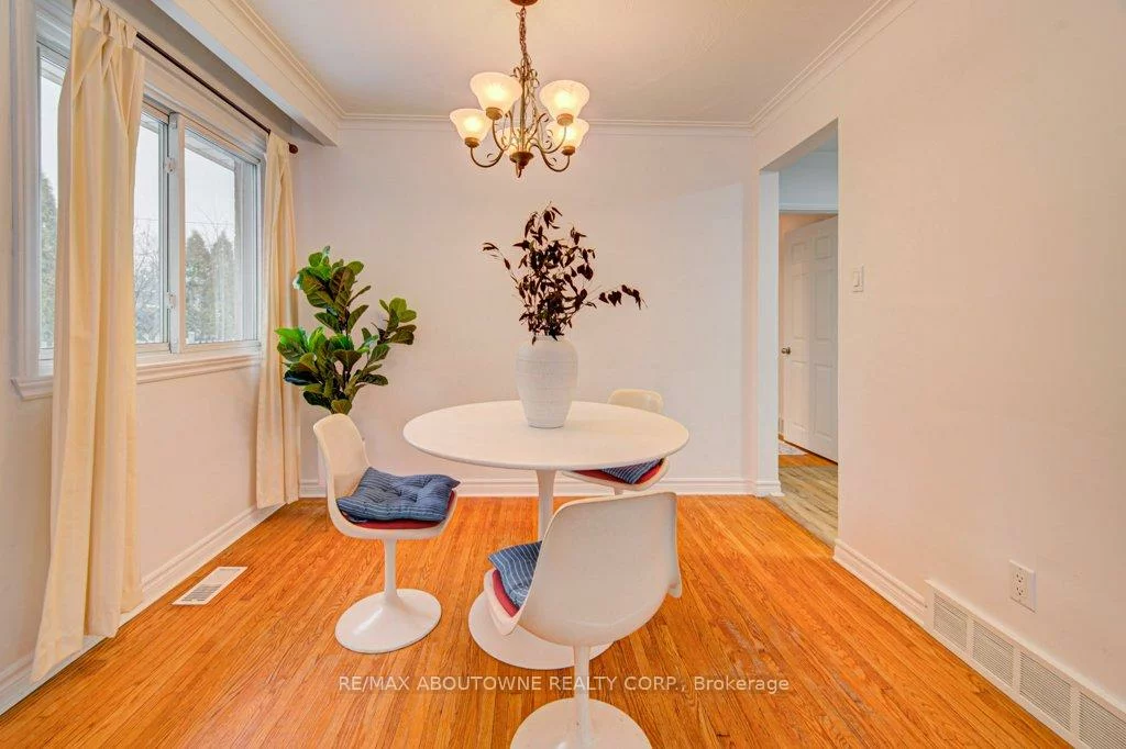 1239, Montclair, 1003 - CP College Park, Oakville