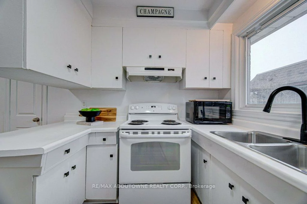 1239, Montclair, 1003 - CP College Park, Oakville