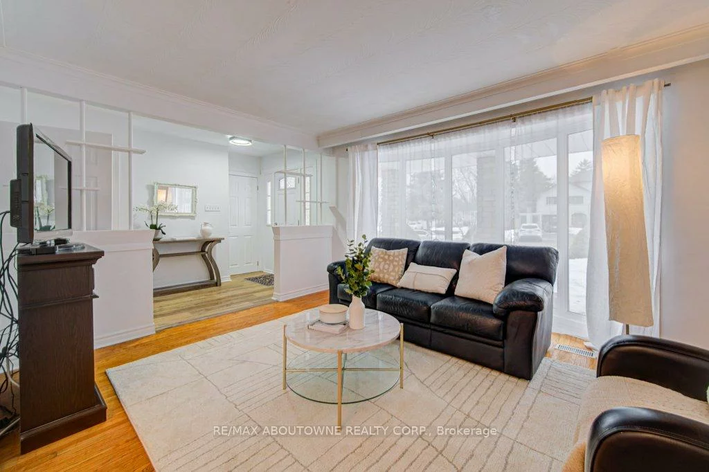 1239, Montclair, 1003 - CP College Park, Oakville