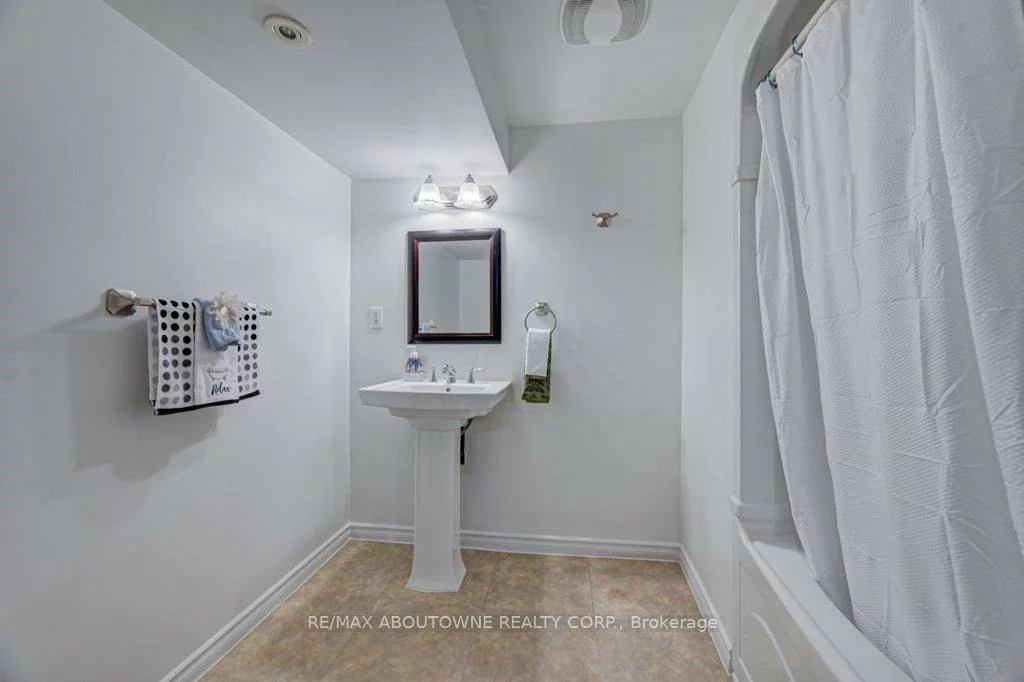 1239, Montclair, 1003 - CP College Park, Oakville