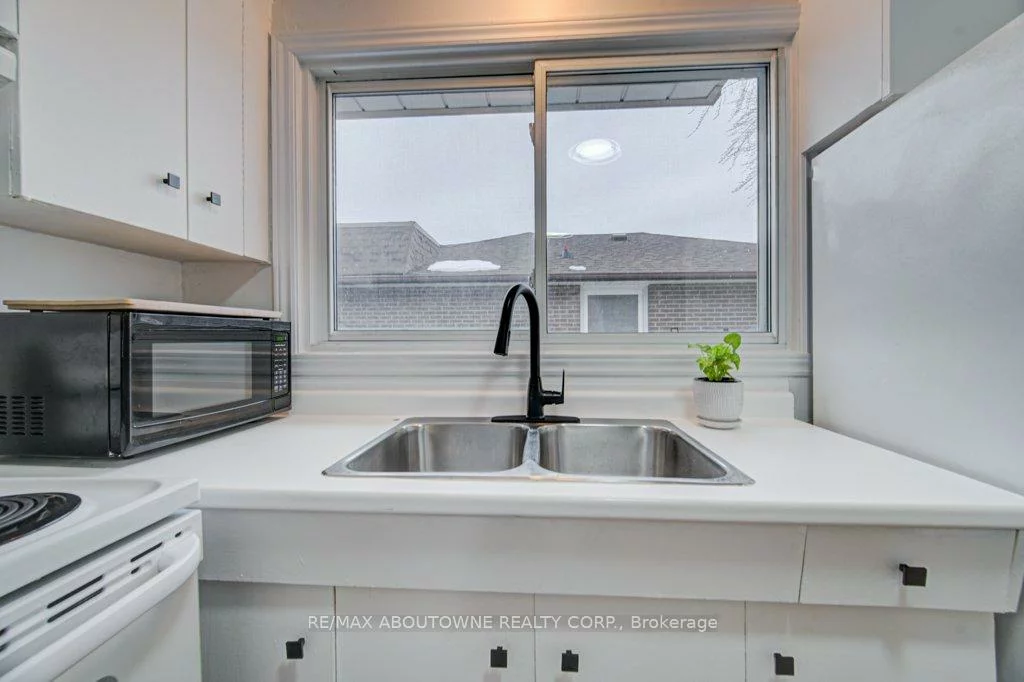 1239, Montclair, 1003 - CP College Park, Oakville