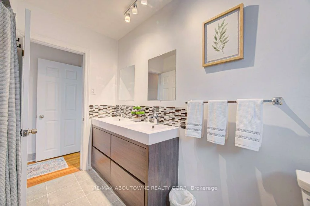 1239, Montclair, 1003 - CP College Park, Oakville