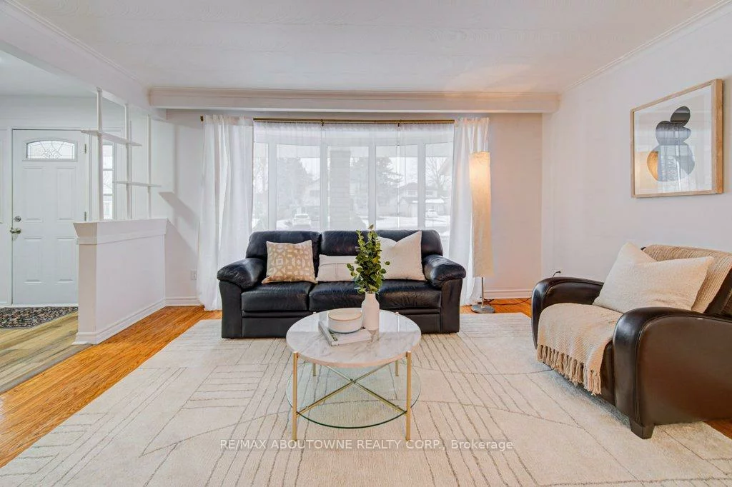 1239, Montclair, 1003 - CP College Park, Oakville