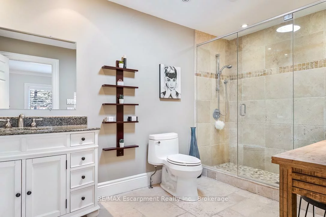 24, Birkbank, 1006 - FD Ford, Oakville