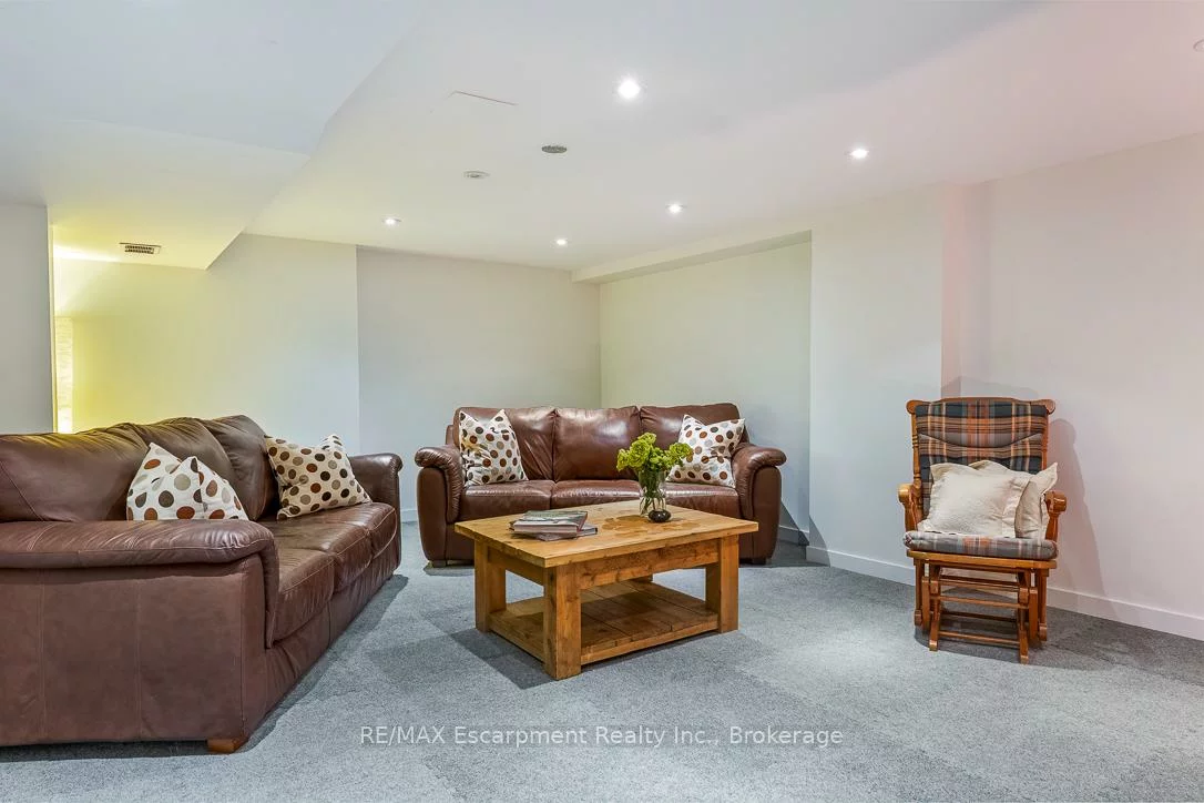 24, Birkbank, 1006 - FD Ford, Oakville