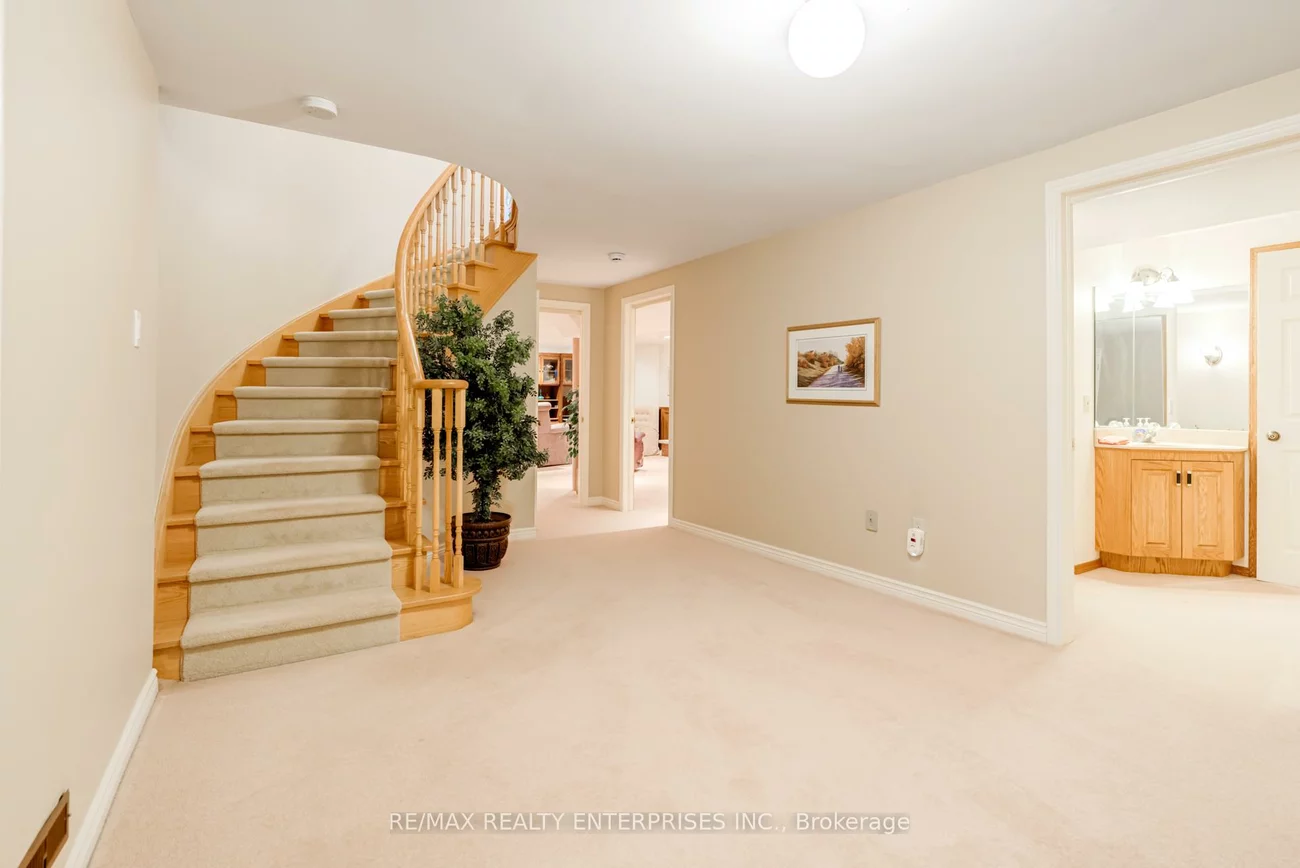 2439, Deer Run, 1014 - QE Queen Elizabeth, Oakville