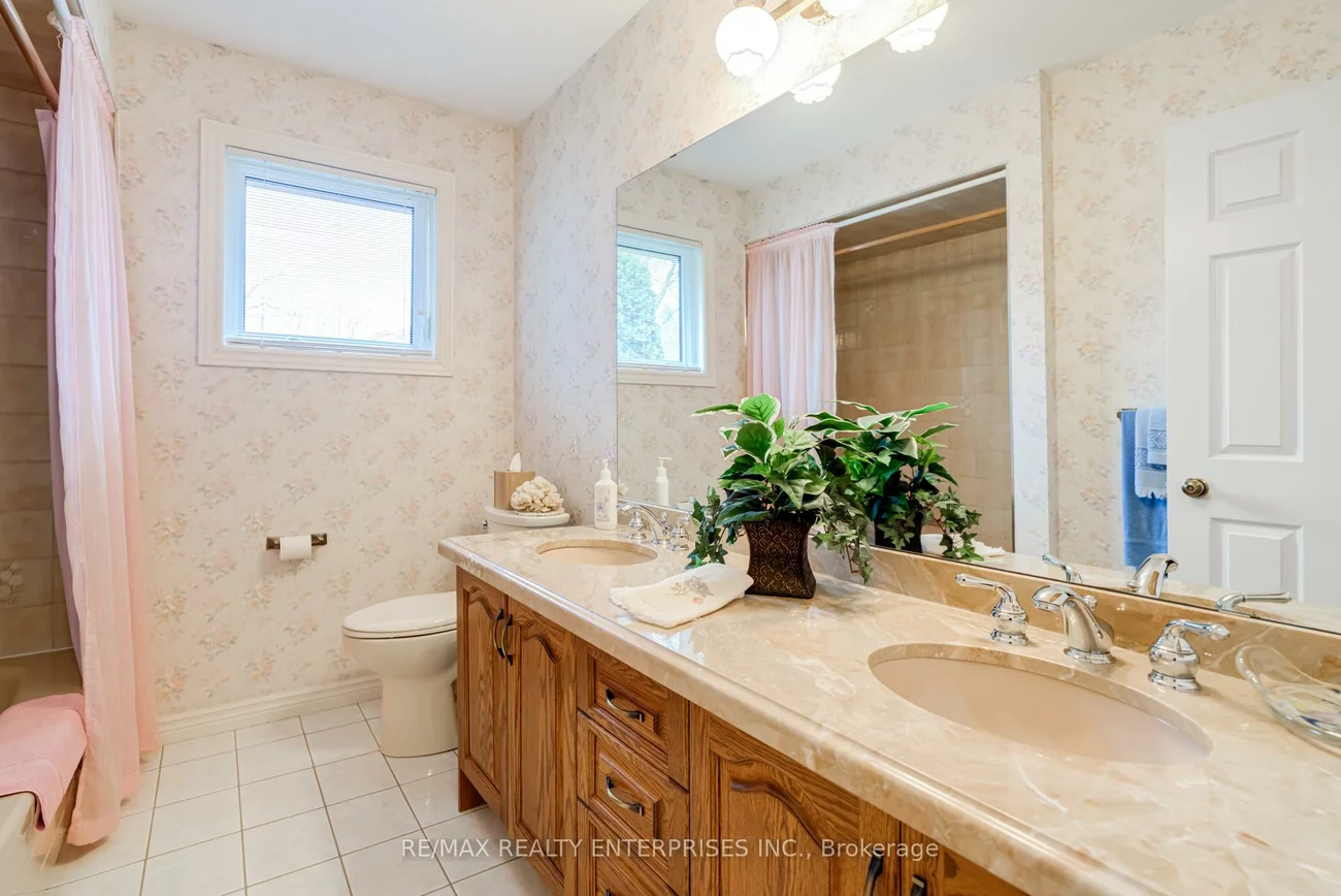 2439, Deer Run, 1014 - QE Queen Elizabeth, Oakville