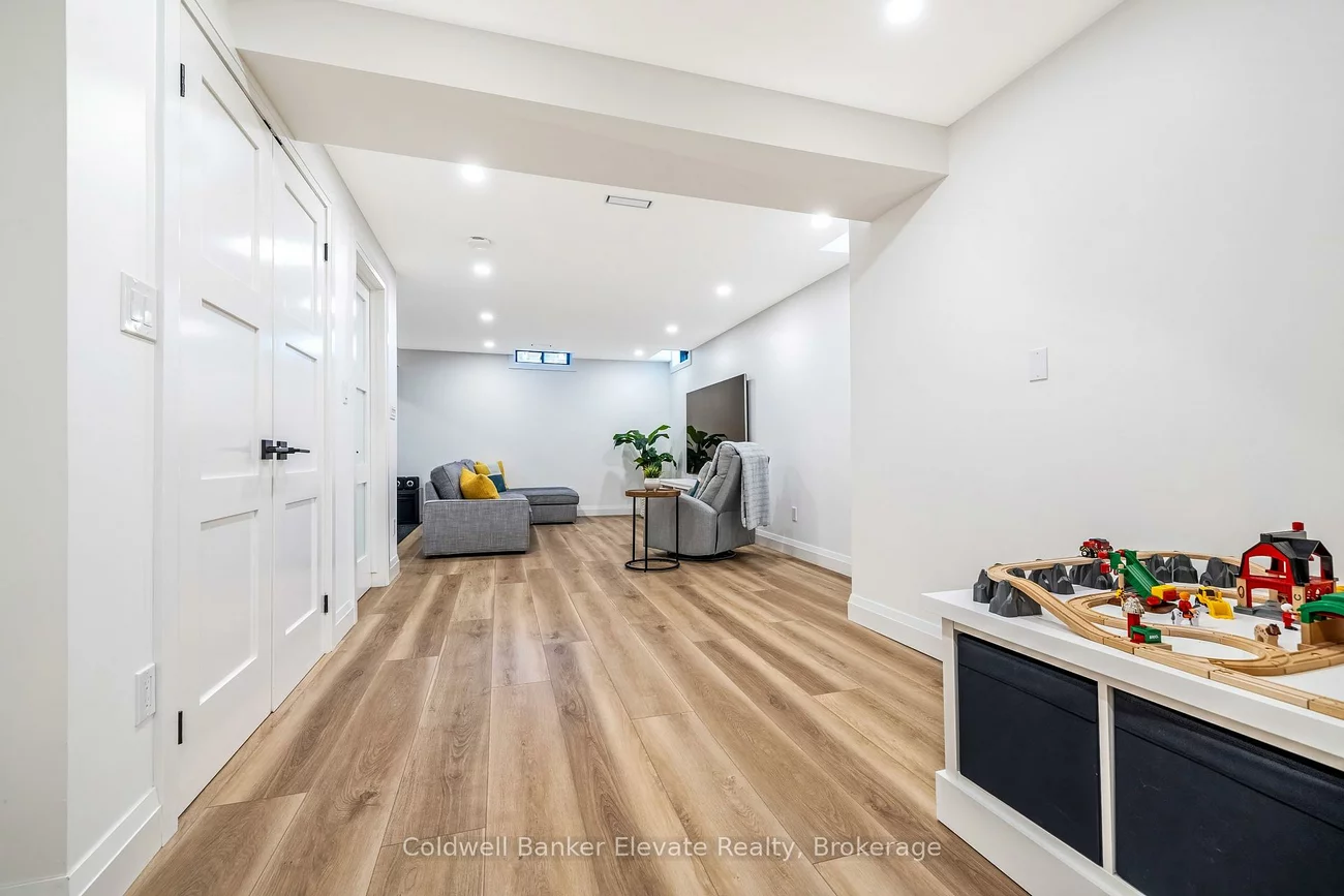 3017, Silverthorn, 1001 - BR Bronte, Oakville