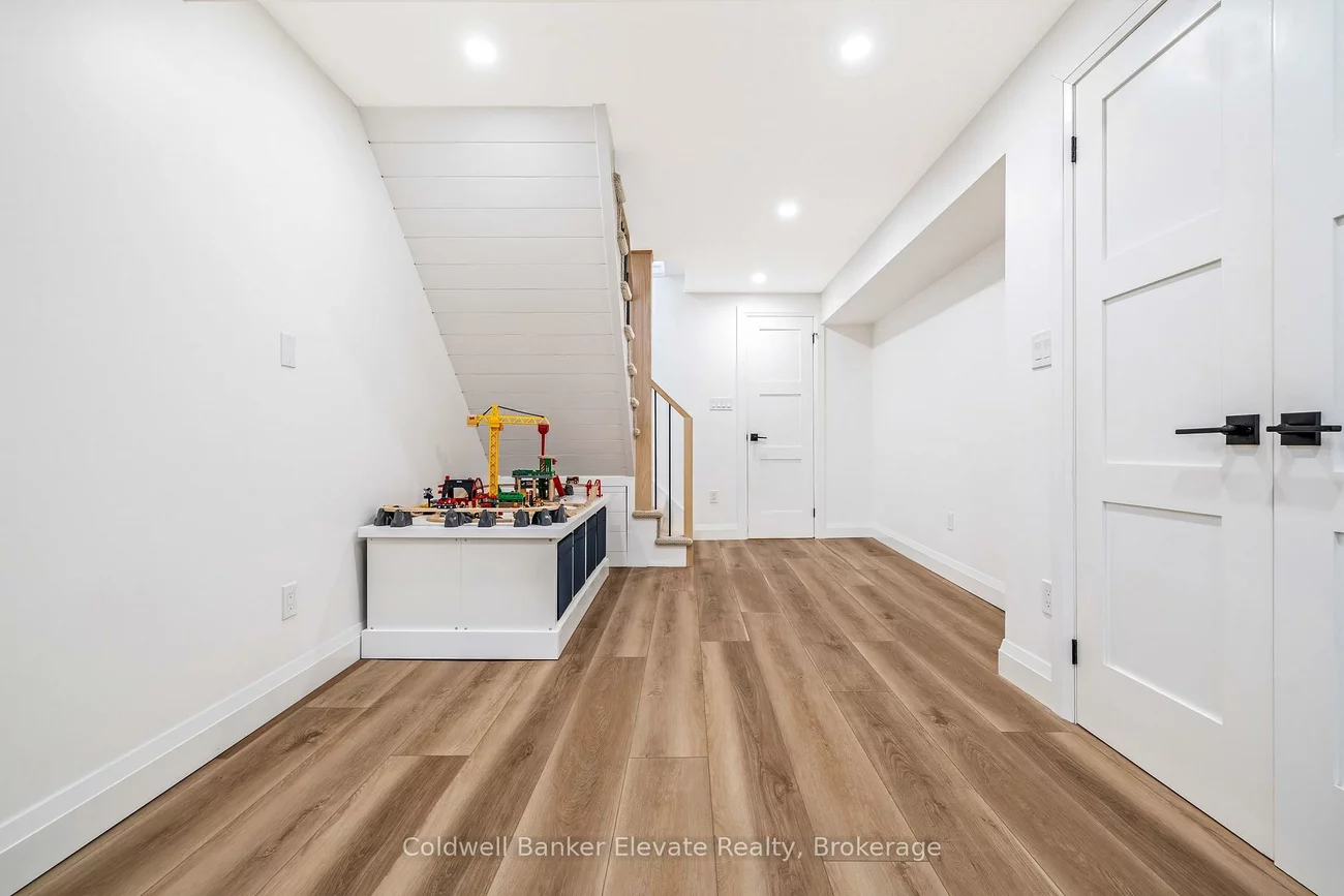 3017, Silverthorn, 1001 - BR Bronte, Oakville