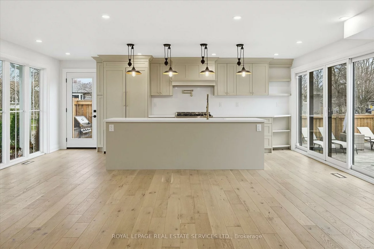 2212, Urwin, 1020 - WO West, Oakville